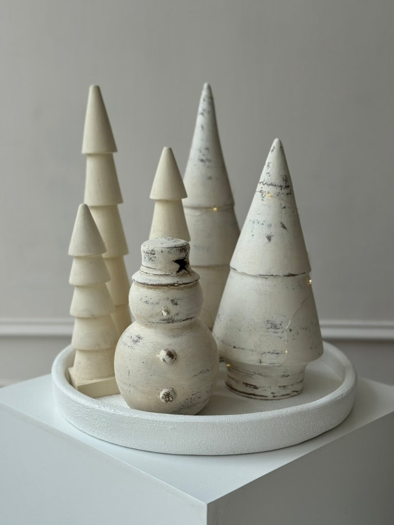 Set de árboles decorativos de madera natural en diferentes tamaños, estilo minimalista, en tonos blanco o café.
