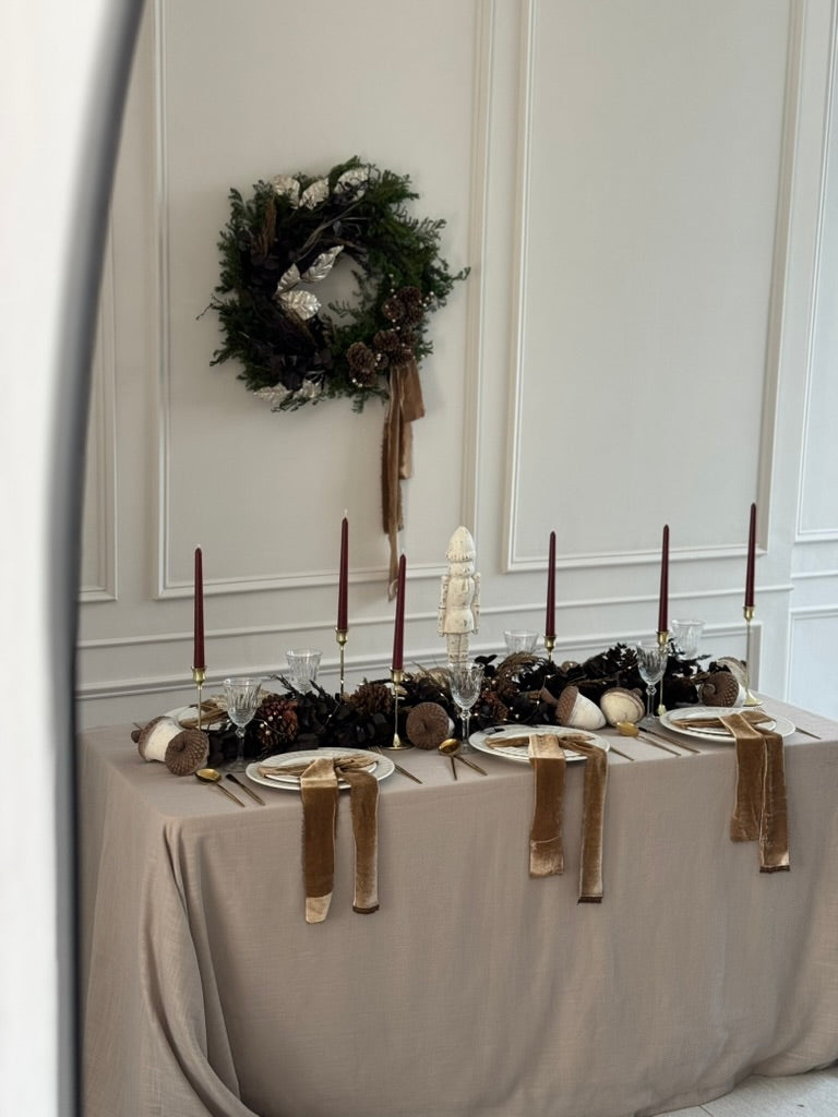 Colección de tres bellotas decorativas hechas de barro artesanal, cada una con forma distinta, perfecto acento decorativo para el hogar.
