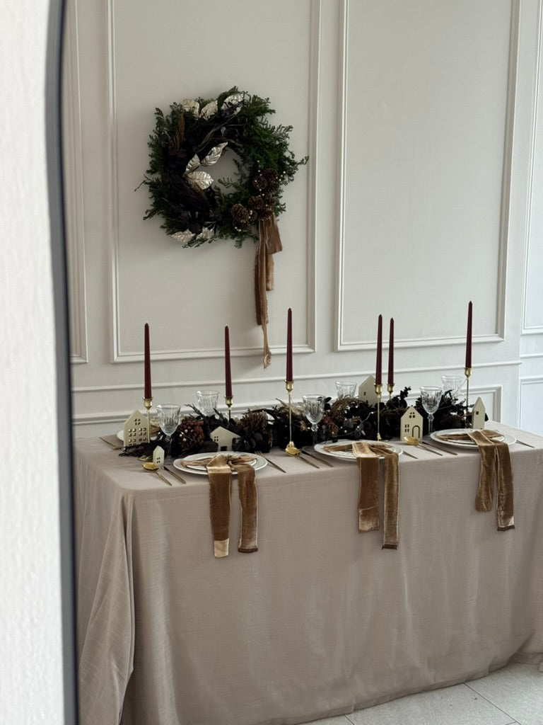 Set de siete casitas de madera estilo navideño que crean una pequeña villa decorativa, perfecta para ambientación invernal.
