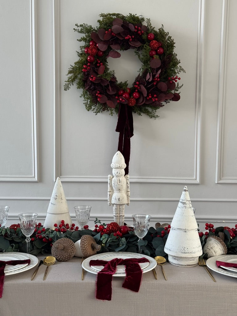 Set de pinos en barro blanco artesanal, piezas decorativas hechas a mano.
