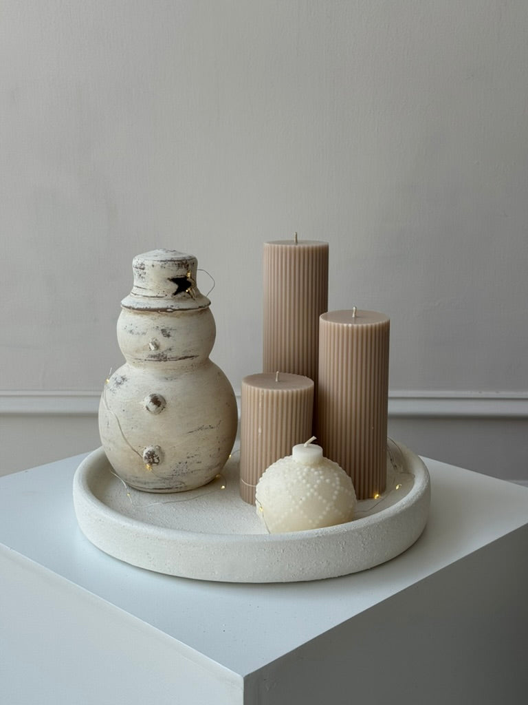 Set de velas nude estilo cirio hechas con cera de soja, diseño minimalista perfecto para interiores modernos.
