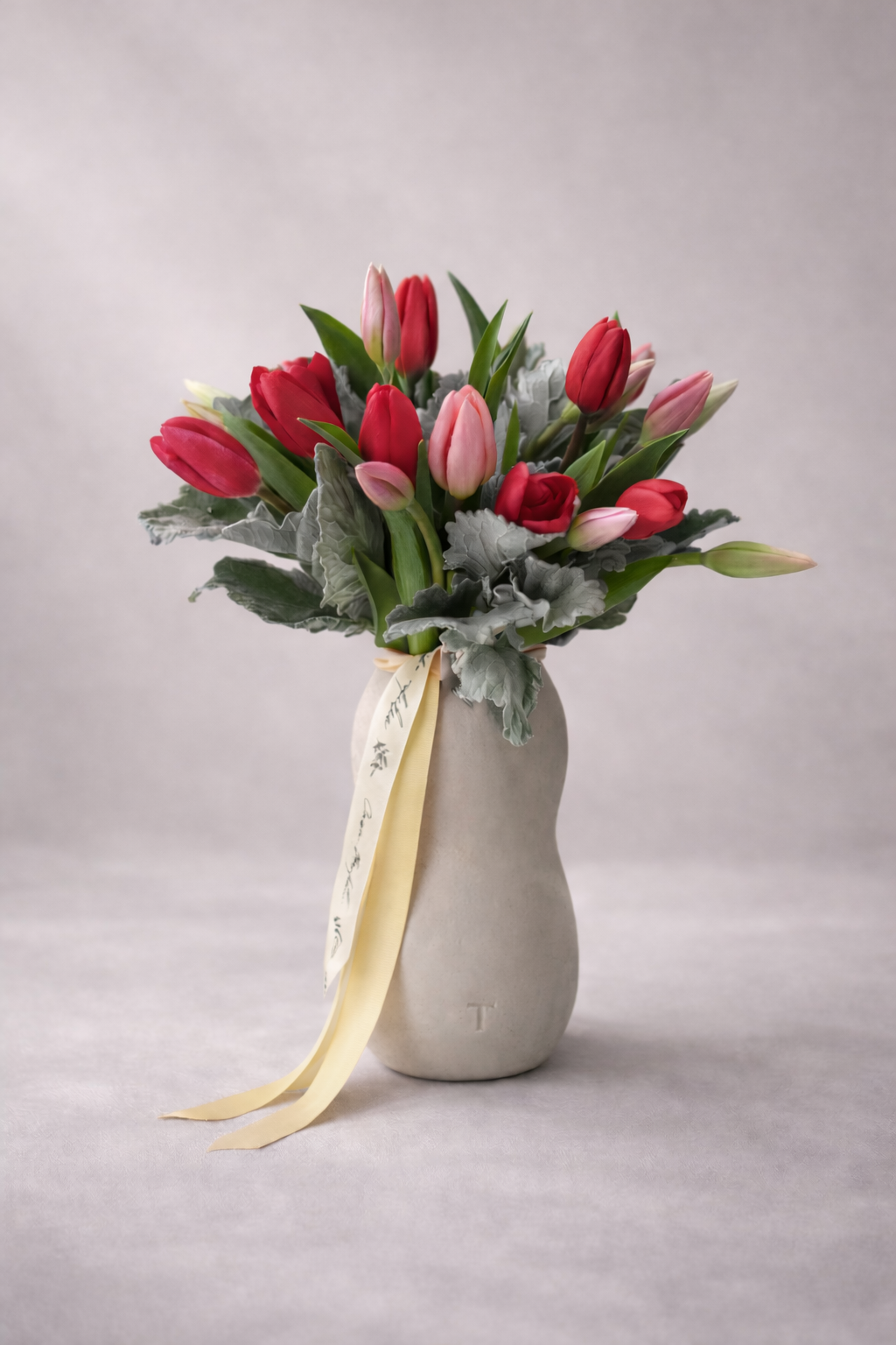Perfecto regalo de jarrón con tulipanes para el dia del amor y la amistad