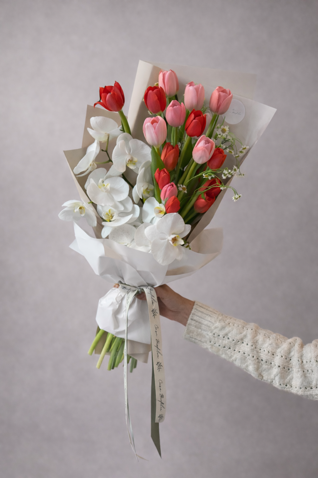 hermoso atado de tulipanes con orquideas para tu novia