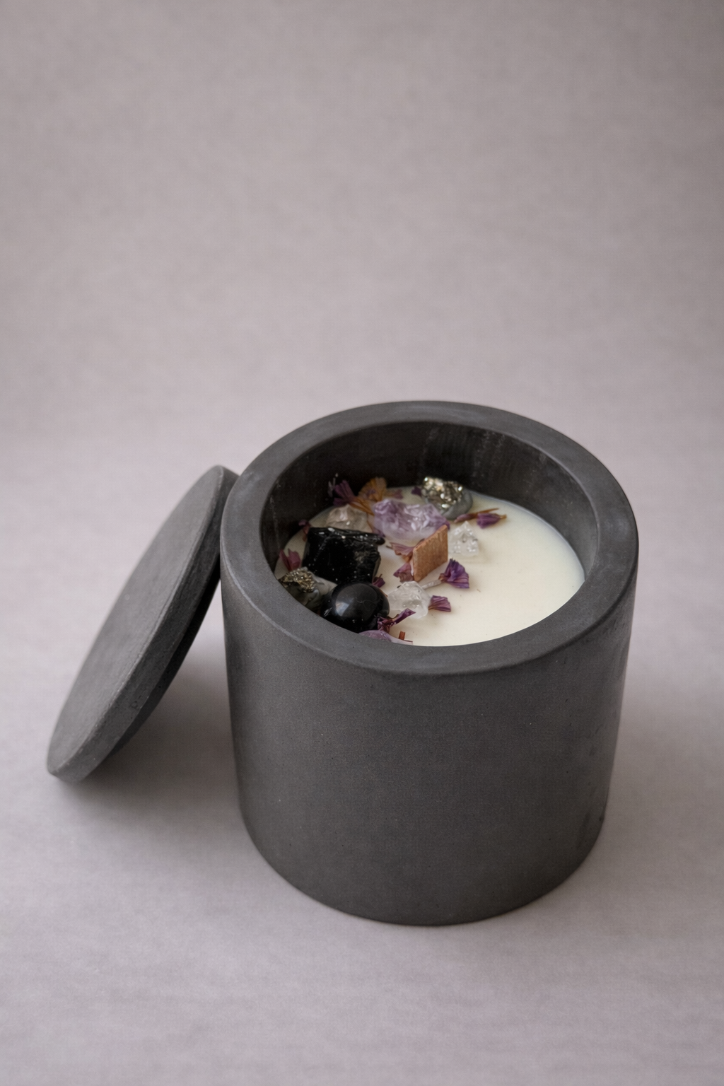 Velas aromáticas de base de concreto con tapa de cera de soya y adornada con cuarzos