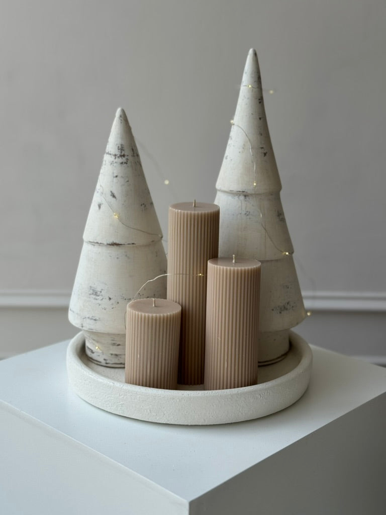 Velas artesanales tipo cirio en tono nude elaboradas con cera de soja, set de 3 ideal para crear ambientes serenos.
