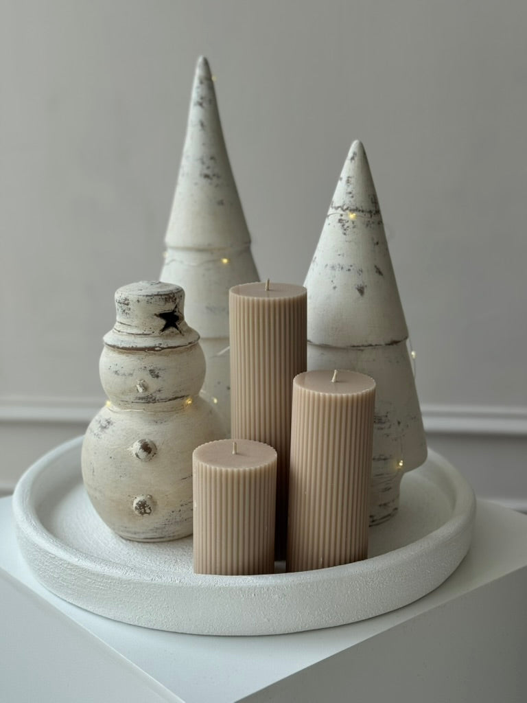 Velas decorativas tipo cirio en color nude elaboradas con cera de soja, set de 3 perfecto para centros de mesa y ambientes acogedores.
