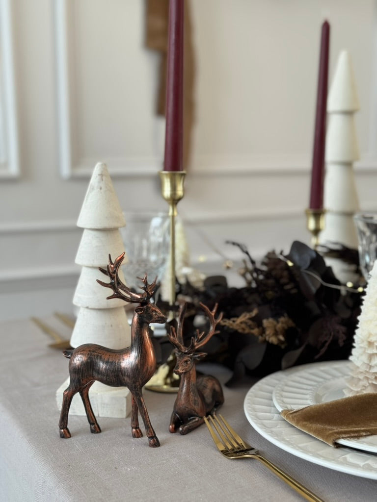 Set de dos venados decorativos en tono bronce, diseño sofisticado perfecto para mesas, repisas o decoración festiva.
