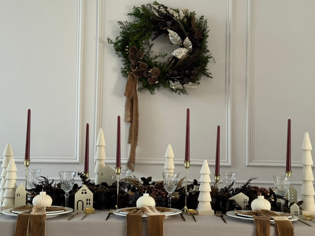 Villita navideña artesanal hecha de madera, compuesta por siete casitas ideales para decoración rústica y moderna.
